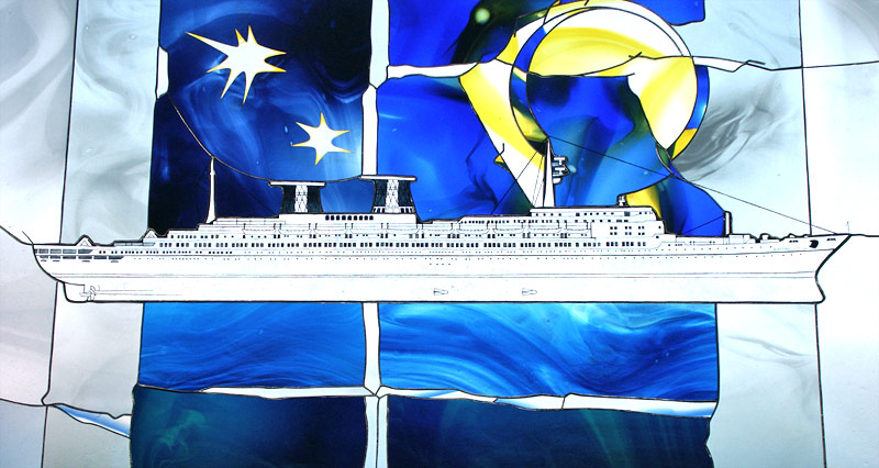 Dettaglio della vetrata su Costa Fortuna