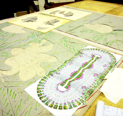 Preparazione delle sagome in cartone per il
                        taglio di ogni singolo pezzo.