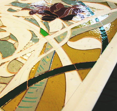 Ricomposizione della vetrata per la legatura.