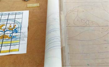 L'artista trasferisce sulla carta la sua idea di vetrata nella forma e nei colori voluti.