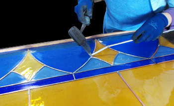 La legatura serve per fissare ogni tessera di vetro fino a comporre l'intera vetrata.